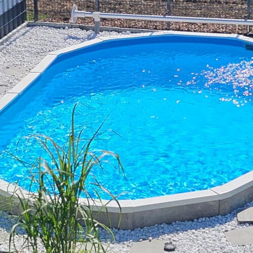 Perfekte Poolberatung für teilversenktes Cranpool Royal oval mit Basic Verkleidung Stone, realisiert durch problemlose Monatage