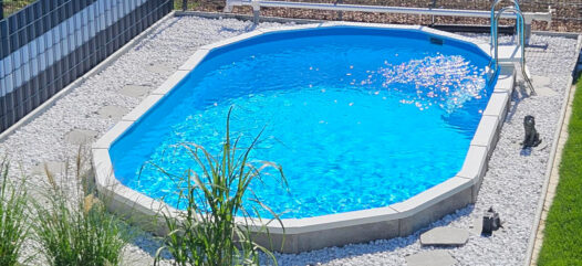 Perfekte Poolberatung für teilversenktes Cranpool Royal oval mit Basic Verkleidung Stone, realisiert durch problemlose Monatage