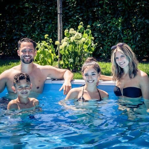 Familie in Pool, Vater Mutter und zwei Kinder im Wasser, Fotoshooting im Cranpool Center Graz