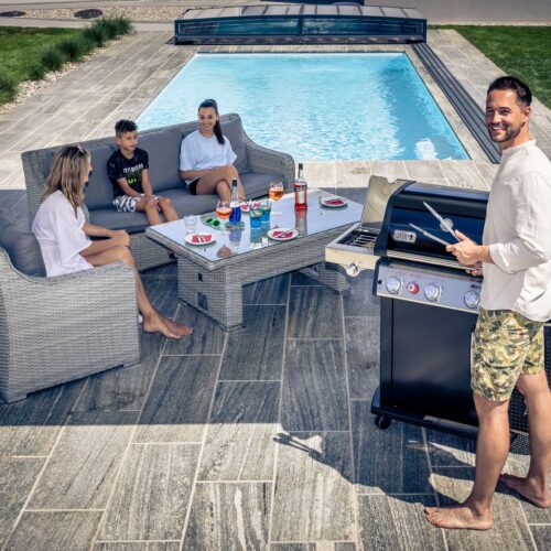 Familie am Pool, Urlaub im Garten, Vater grillt, Cranpool im Hintergrund, Pool & Grillen