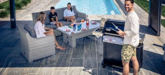 Familie am Pool, Urlaub im Garten, Vater grillt, Cranpool im Hintergrund, Pool & Grillen