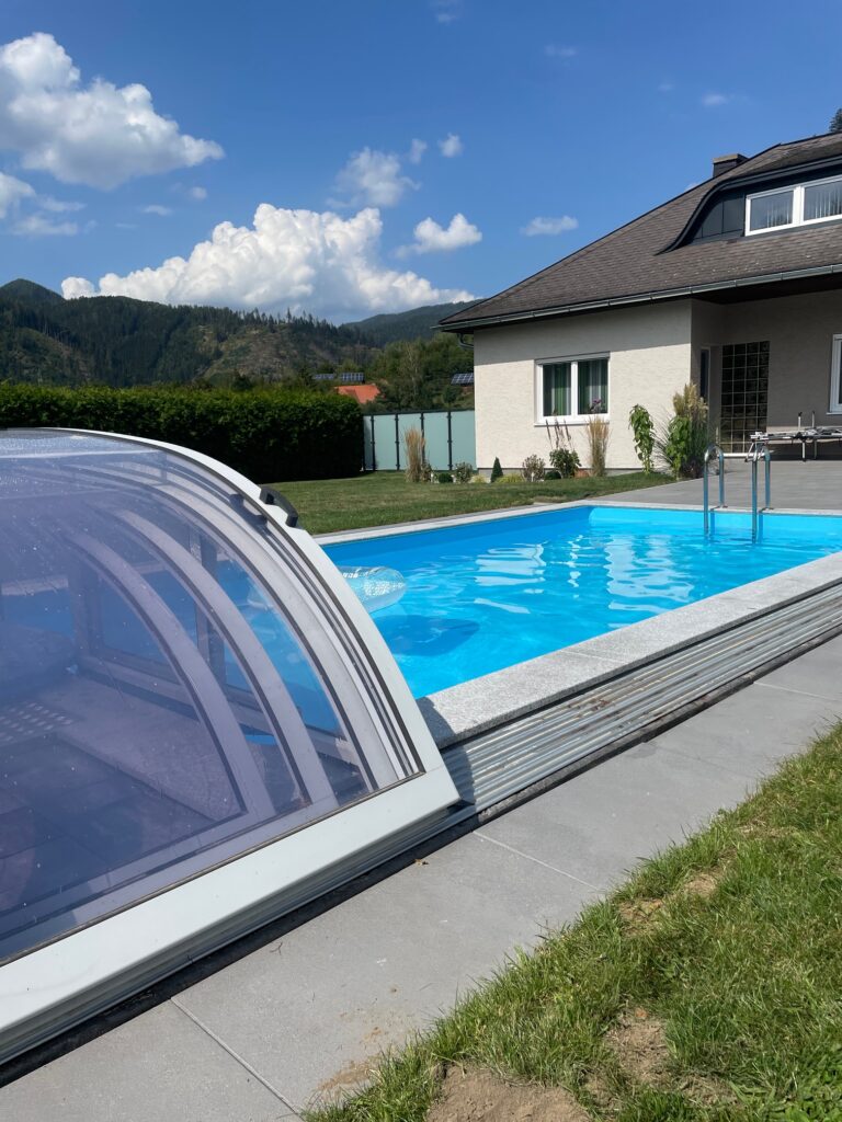 Poolüberdachung, Schwimmbeckenüberdachung, Cranthermo Schwimmbecken, Cranpool, rechteckiges Schwimmbad, Pool im Garten, versenktes Schwimmbad