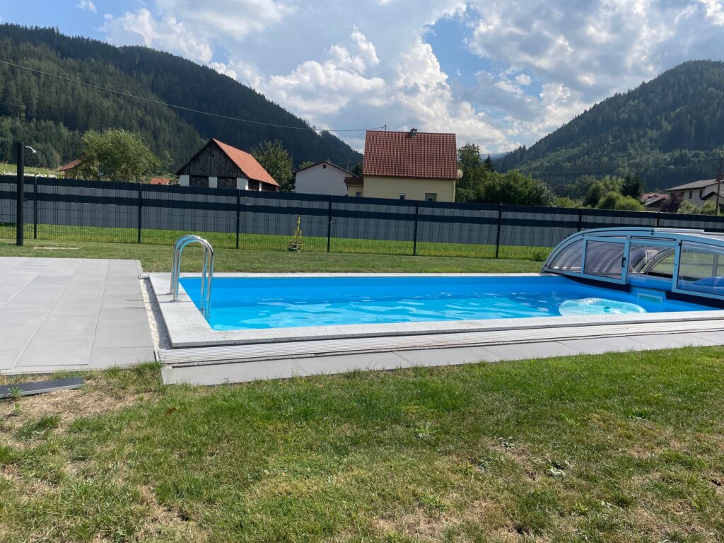 Poolüberdachung, Schwimmbeckenüberdachung, Cranthermo Schwimmbecken, Cranpool, rechteckiges Schwimmbad, Pool im Garten, versenktes Schwimmbad