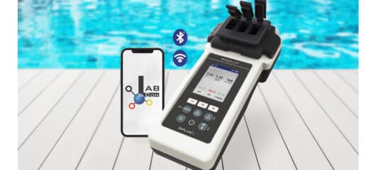 Poollab Wassertester von Cranpool Wassertesten wie ein Profi - mit dem Pool Lab 2.0 vor Pool mit Handy